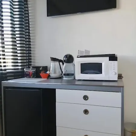 Tyylikaes Helsingin Sydaemessae Apartment Helsinki